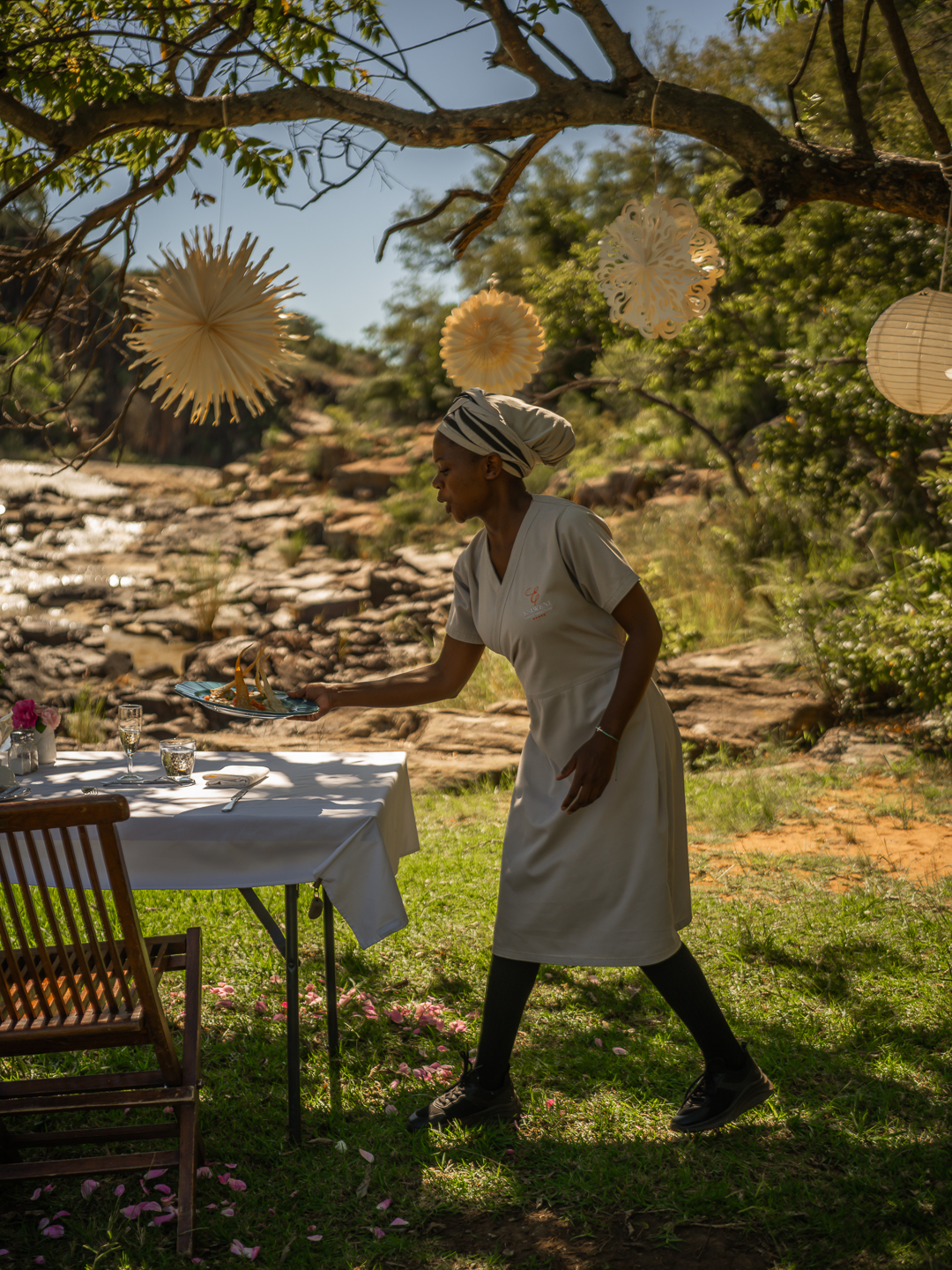 Service de la table d'honneur au bord de la rivière