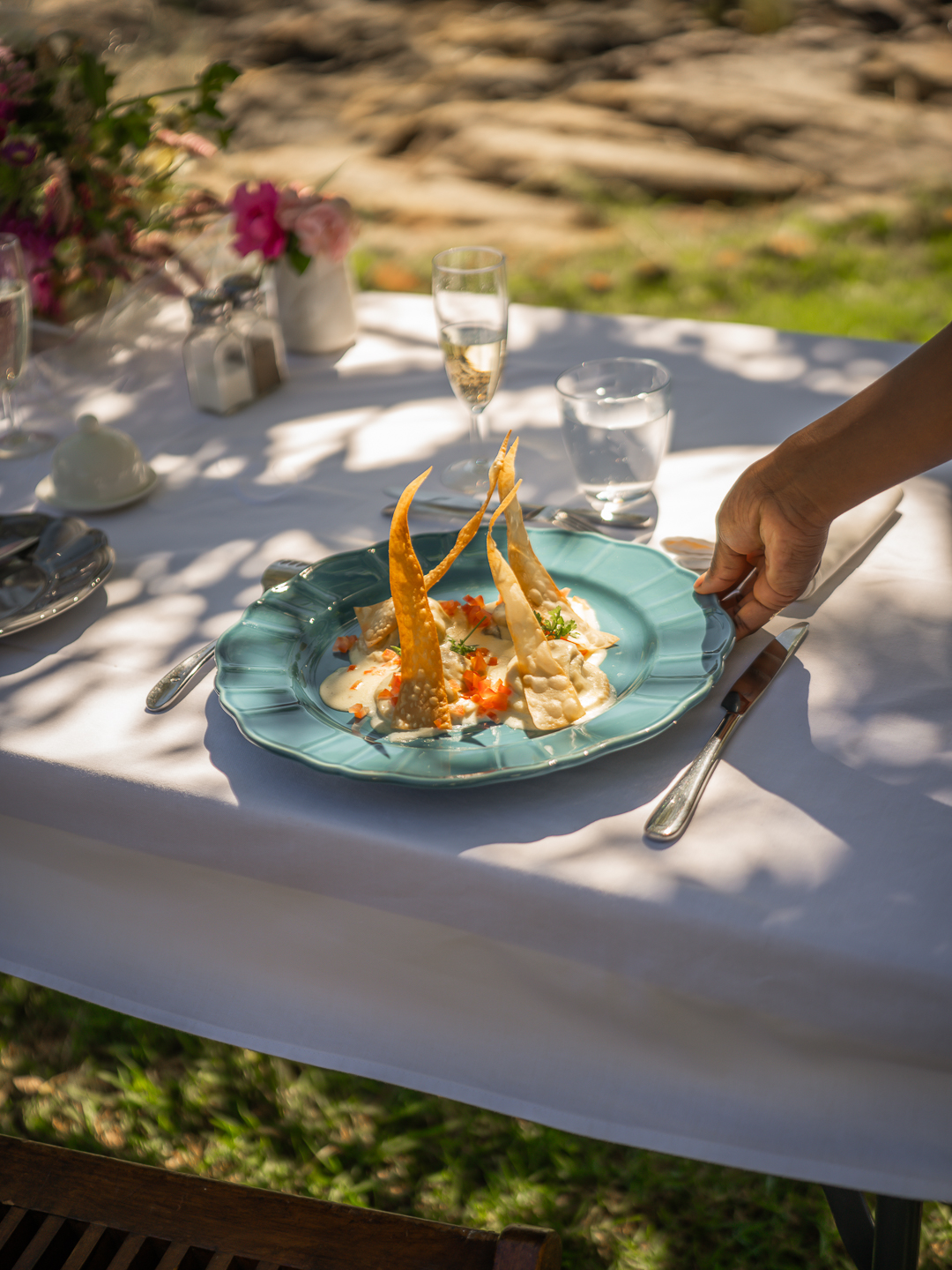 Assiette signature à la table d'honneur